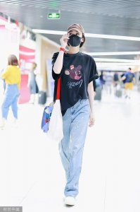 ​娜扎穿卡通图案 T 恤童趣休闲 随性戴帽难掩超高颜值