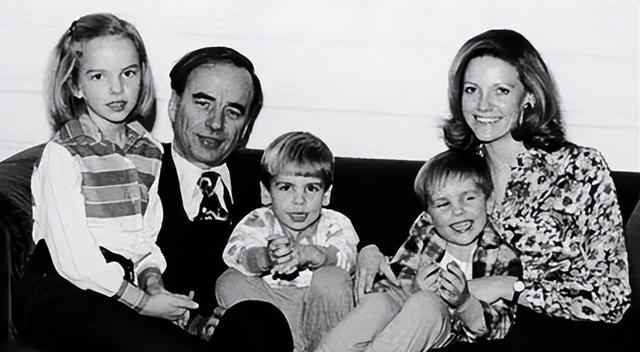 默多克为什么迷着邓文迪(默多克不守男德)(20)