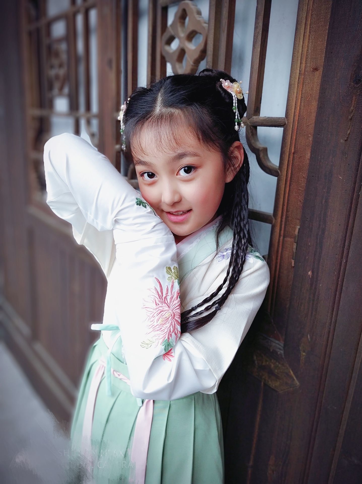 董鈊乐个人资料写真作品