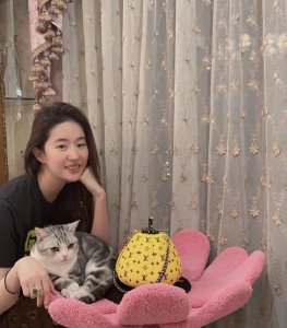 ​刘亦菲分享日常素颜美照 黑长直发型与猫咪互动眼神温柔