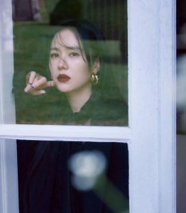 ​孙艺珍产后复出首拍杂志大片 铁锈红唇妆容飒气十足状态佳