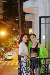 ​刘雅瑟晒合影为霍汶希庆生 秀美黑腹肌身材苗条