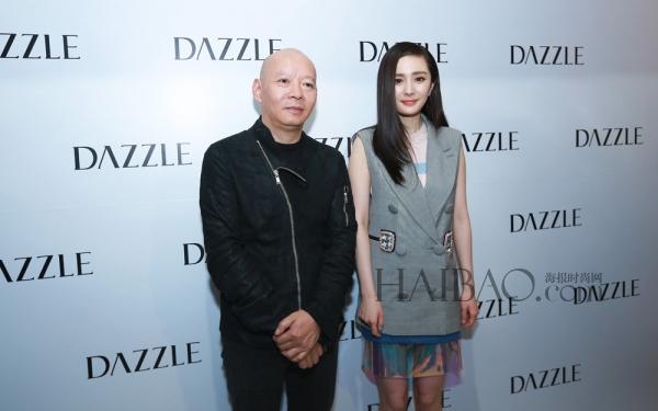 杨幂纽约时装周风衣（杨幂身穿未来感镭射镶边连身裙搭配西装马甲出席Dazzle北京东方新天地旗舰店开幕庆典）(5)