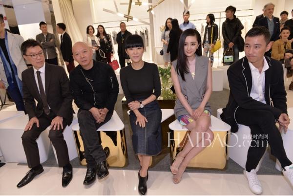 杨幂纽约时装周风衣（杨幂身穿未来感镭射镶边连身裙搭配西装马甲出席Dazzle北京东方新天地旗舰店开幕庆典）(3)