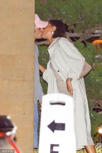 ​比伯海莉当众热吻撒狗粮 结婚多年甜蜜如初