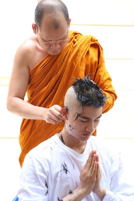 泰国十大天然男星(他泰男星出家照)(26)