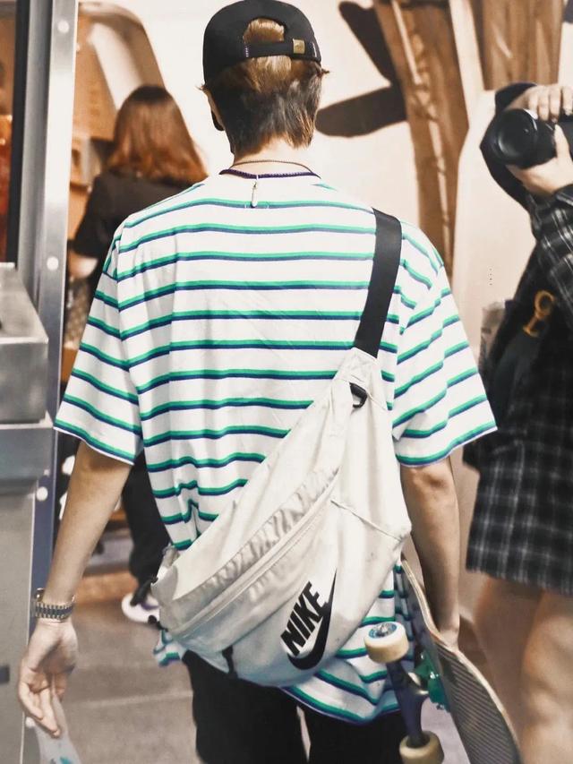 王一博安踏12月新款(官宣上架5分钟揽4000万)(18)