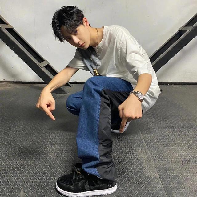 王一博安踏12月新款(官宣上架5分钟揽4000万)(17)