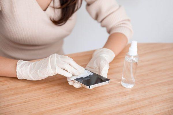 怎么给手机消毒(给手机消毒使用消毒液不是唯一的手段)