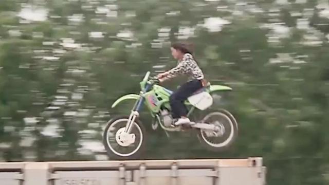 经典动作打星(那些曾为我们带来欢乐的女打星们)(33)