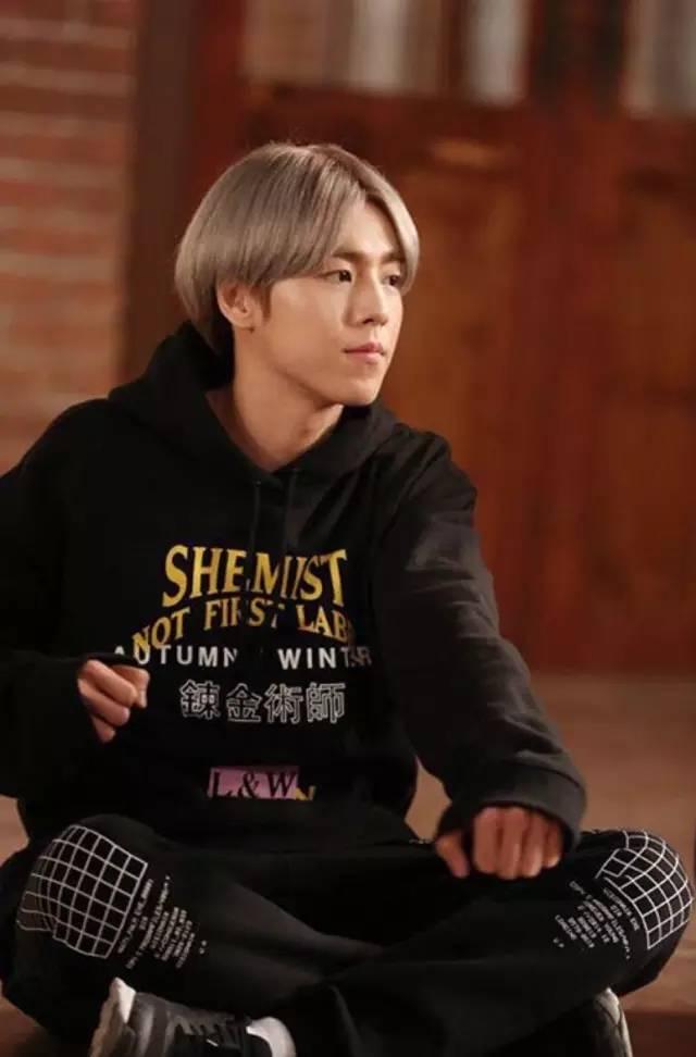 韩国新火的服装品牌(品牌首尔时装周那么潮)(52)