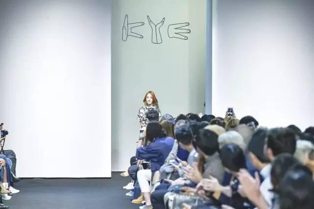 韩国新火的服装品牌(品牌首尔时装周那么潮)(30)