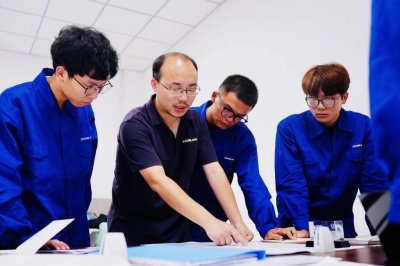 ​爱心改变命运｜对机械的感情就是如此“丝滑”，男生在中联重科想复刻吊车模型