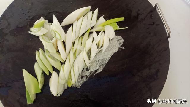 葱烧海参的最正宗做法(葱烧海参为家人做一次吧)(1)