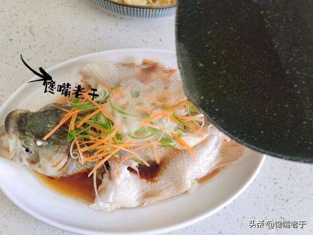 清蒸鲈鱼最正确方法(清蒸鲈鱼时别直接上锅蒸)(12)