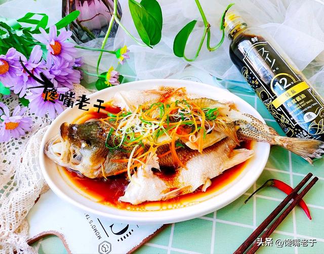清蒸鲈鱼最正确方法(清蒸鲈鱼时别直接上锅蒸)(13)