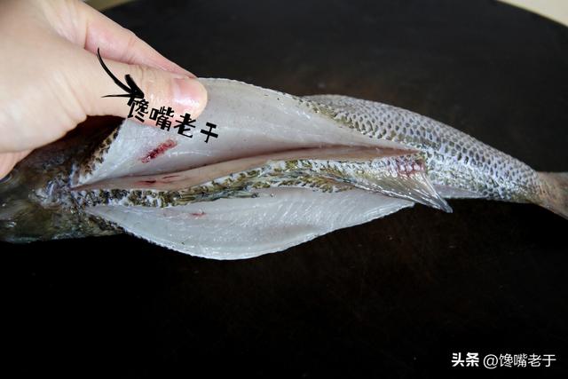清蒸鲈鱼最正确方法(清蒸鲈鱼时别直接上锅蒸)(5)