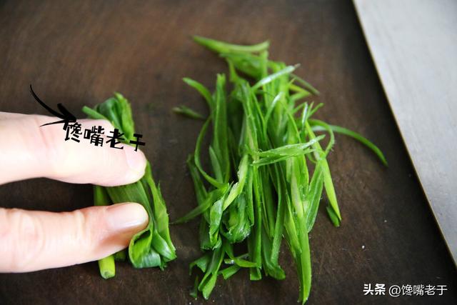 清蒸鲈鱼最正确方法(清蒸鲈鱼时别直接上锅蒸)(6)