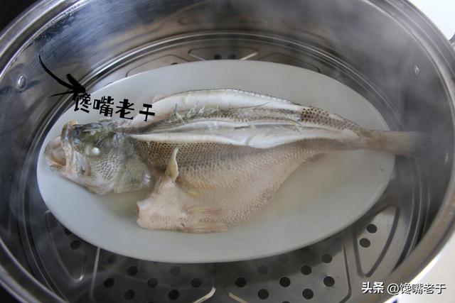 清蒸鲈鱼最正确方法(清蒸鲈鱼时别直接上锅蒸)(11)