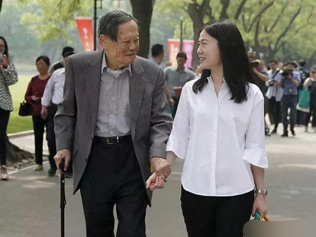 翁帆和杨振宁结婚的真正原因（杨振宁娶小54岁的翁帆）(1)