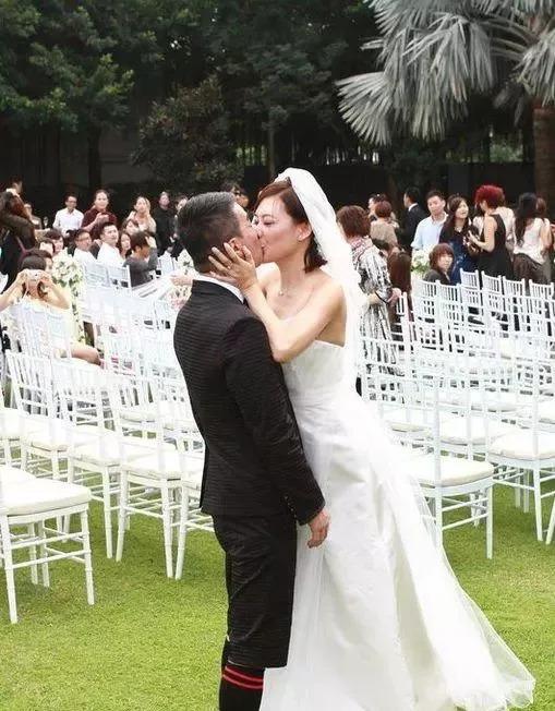 应采儿陈小春第二次结婚照(应采儿和陈小春的婚前往事)(11)