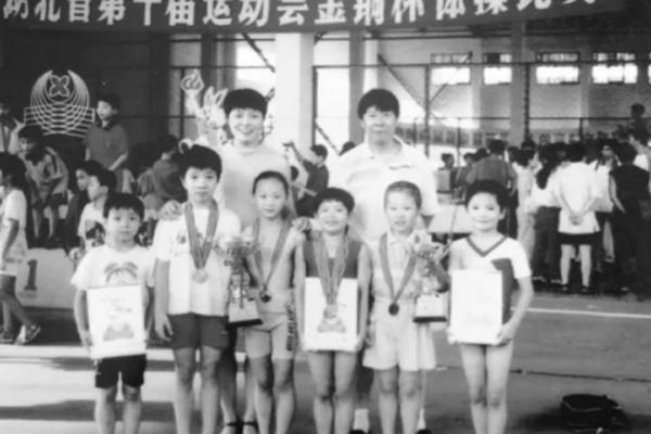 体操女运动员程菲现状(体操女皇程菲17岁破世界纪录)(3)