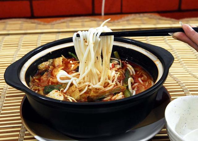 砂锅米线详细的做法与配方(砂锅米线的做法)(1)