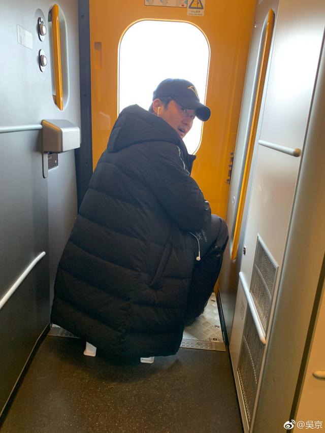 吴京说exo是男是女（带小板凳坐火车的吴京）(3)