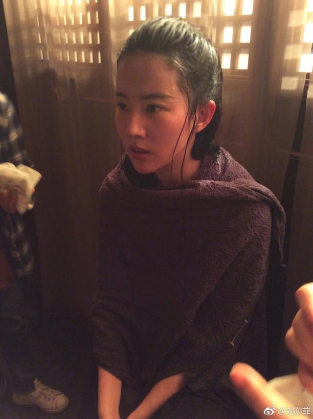 刘亦菲晒生活照被批不修边幅（刘亦菲拍戏一身湿）(4)