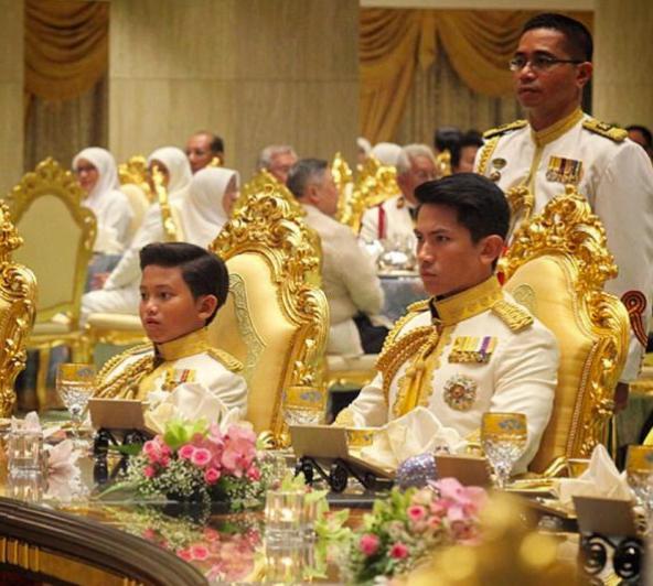 文莱王子与吴尊的关系(文莱王子颜值不输吴尊)(2)