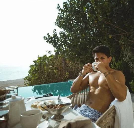 文莱王子与吴尊的关系(文莱王子颜值不输吴尊)(25)