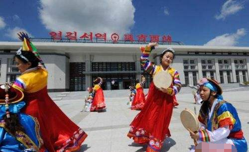 我国哪个传统节日没有固定日期,我国五十六个民族的服装图1