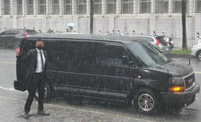 ​陈建州被曝性骚扰后首露面 在雨中向在场记者鞠躬
