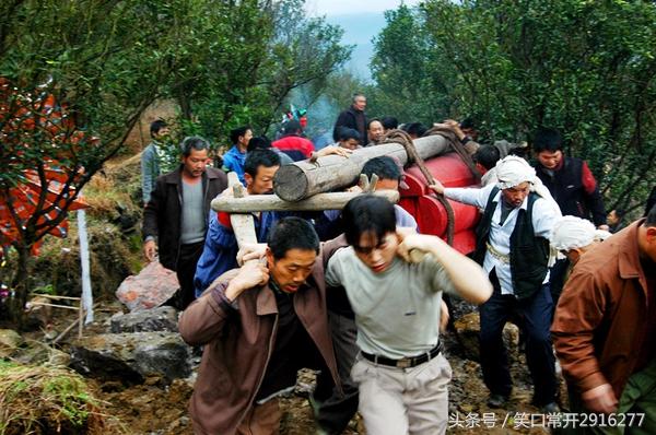 真实的悬棺葬在哪里(一个流传千年的红棺葬故事)(4)