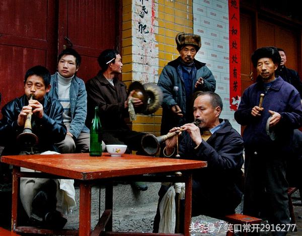 真实的悬棺葬在哪里(一个流传千年的红棺葬故事)(1)