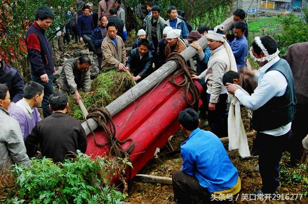真实的悬棺葬在哪里(一个流传千年的红棺葬故事)(6)