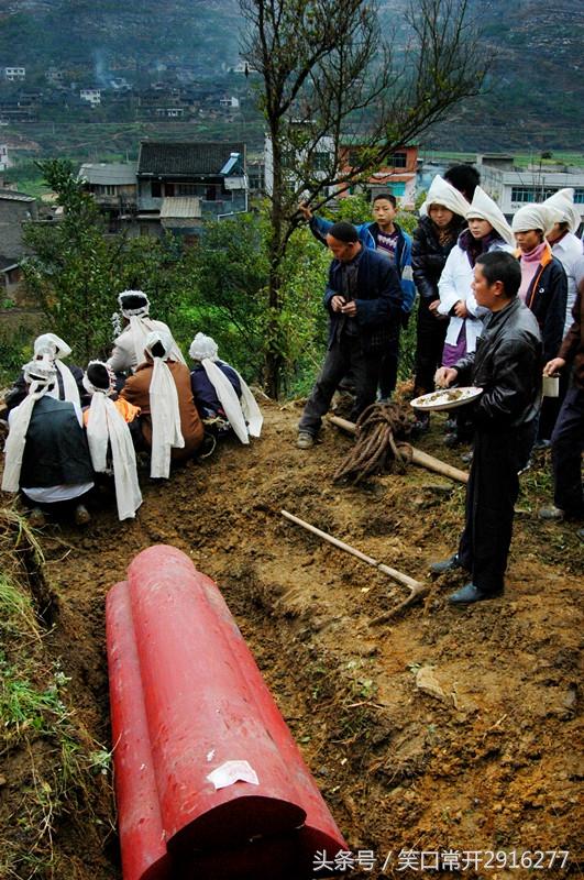 真实的悬棺葬在哪里(一个流传千年的红棺葬故事)(8)