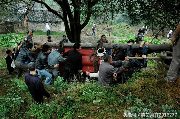 真实的悬棺葬在哪里(一个流传千年的红棺葬故事)(2)