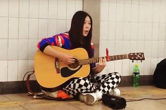 一夜爆红的西单女孩(16岁独闯北京卖唱为生)(8)