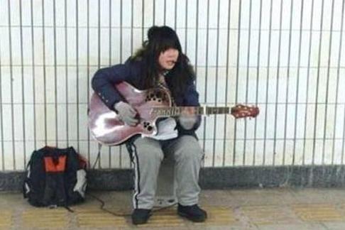 一夜爆红的西单女孩(16岁独闯北京卖唱为生)(10)