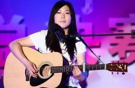 一夜爆红的西单女孩(16岁独闯北京卖唱为生)(1)