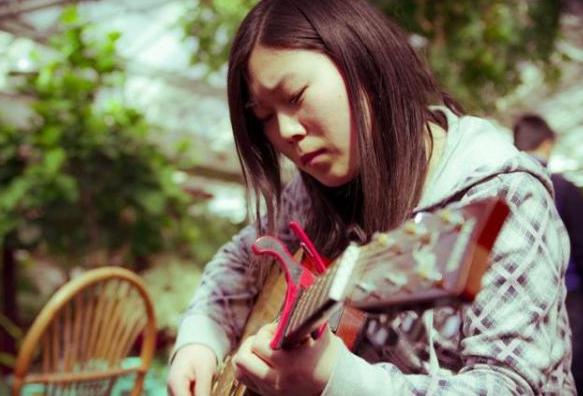 一夜爆红的西单女孩(16岁独闯北京卖唱为生)(6)