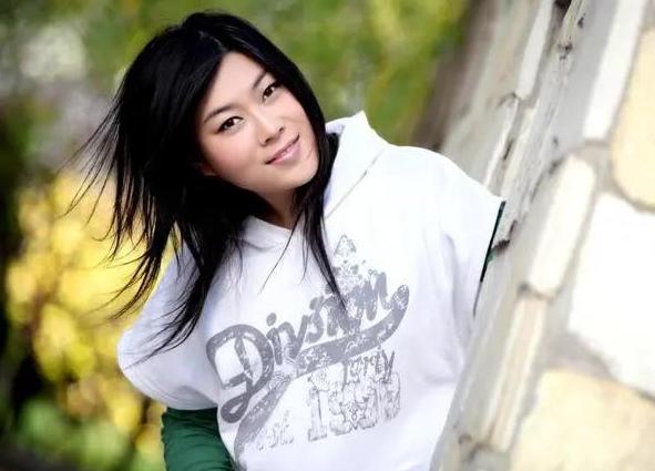 一夜爆红的西单女孩(16岁独闯北京卖唱为生)(4)