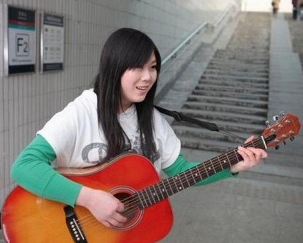 一夜爆红的西单女孩(16岁独闯北京卖唱为生)(2)