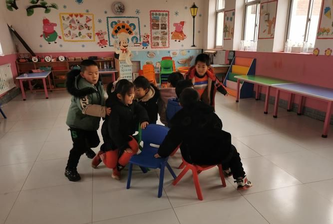 例如抢凳子的小游戏