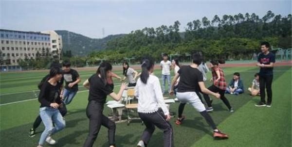 《快乐大本营》的游戏“抢凳子”的规则是什么