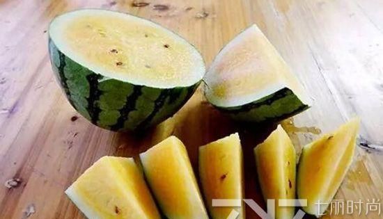 西瓜中间有点黄是怎么回事