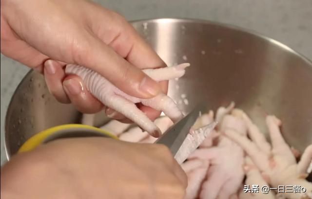 泡椒凤爪怎么做比较好吃(原来泡椒凤爪要这么做才好吃)(2)