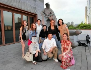 ​朱玲玲和梁安琪现身刘德华艺术展，11 岁女儿刘向蕙的作品展出