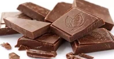 夏天巧克力能不能放在冰箱里面一直保存着